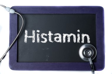 word histamin ve stetoskop ile yazı tahtası