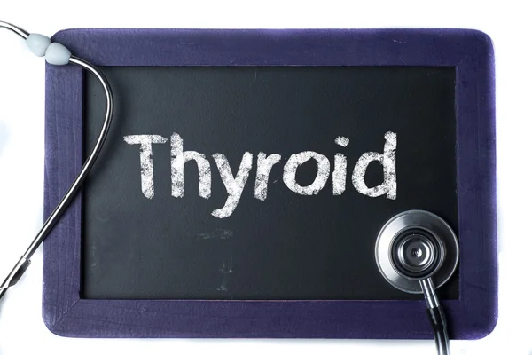 Lavagna con parola Tiroide e stetoscopio — Foto Stock