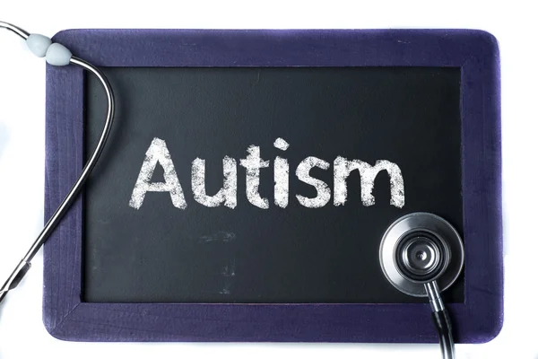 Krijtbord met woord autisme en stethoscoop — Stockfoto