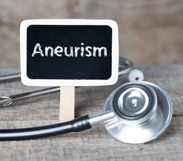 Lavagna con parola Aneurismo e stetoscopio — Foto Stock
