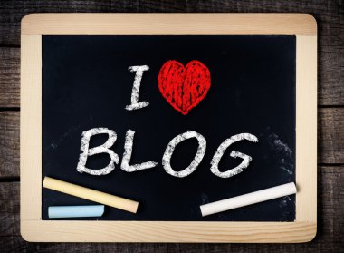 bir kara tahta üzerinde beyaz tebeşir ile el yazısıyla yazılmış blog aşk