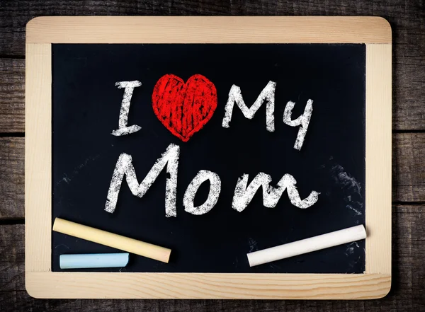 Eu amo minha frase mãe escrito à mão no quadro-negro da escola — Fotografia de Stock