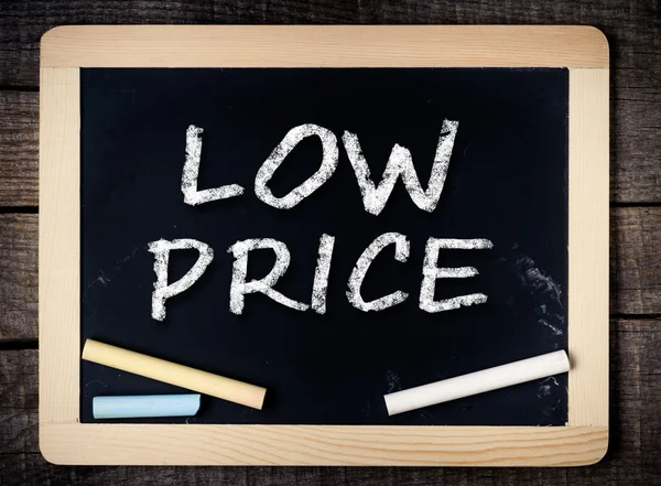 Lage prijs handgeschreven met wit krijt op een schoolbord — Stockfoto