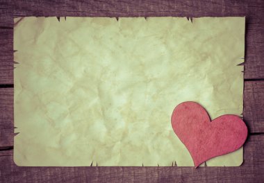 eski kağıt üzerinde ahşap kalp