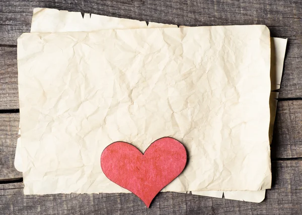 Houten hart op oud papier — Stockfoto