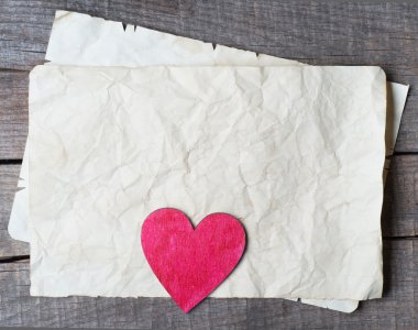 eski kağıt üzerinde ahşap kalp