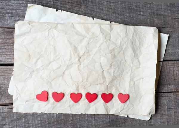 Drewniane serca na stary papier — Stockfoto