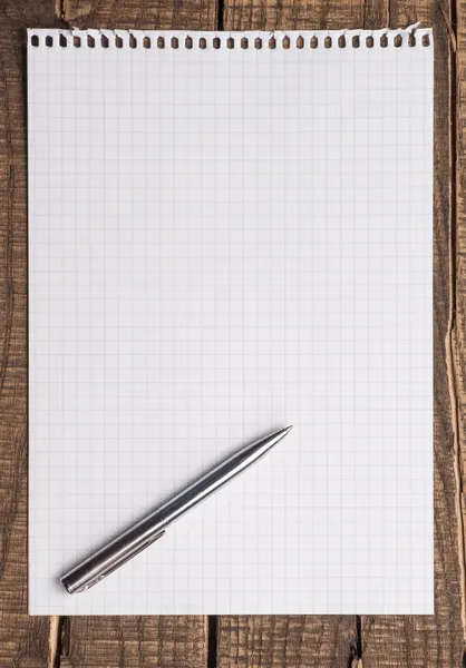 Пустая или пустая бумага с ручкой — стоковое фото