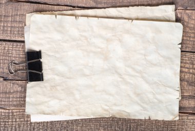 bir not kağıdına ahşap arka plan