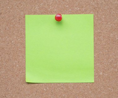 mantar panosuna iğnelenmiş boş defter kağıt.