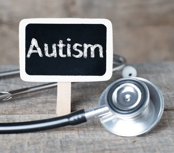 Tavlan med ordet autism och stetoskop — Stockfoto