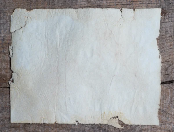 Белый лист бумаги на столе — стоковое фото