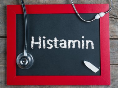 word histamin ve stetoskop ile yazı tahtası