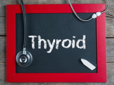 word tiroid ve stetoskop ile yazı tahtası