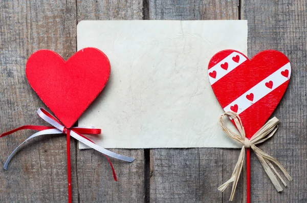 Tarjeta antigua sobre madera envejecida decorada con corazón de madera — Foto de Stock