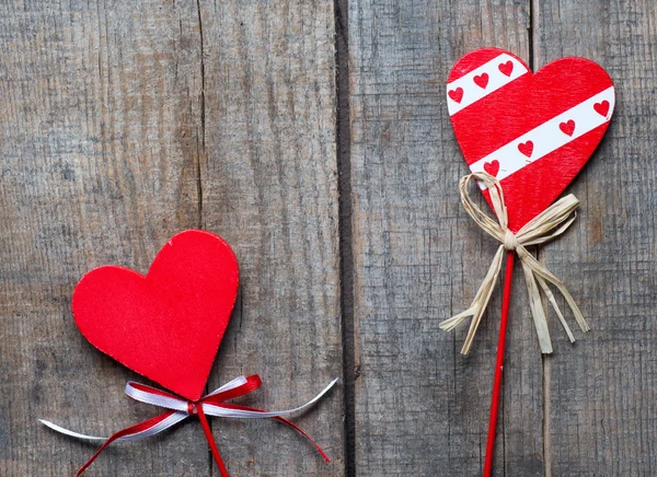 Corazón rojo sobre fondo de madera, — Foto de Stock