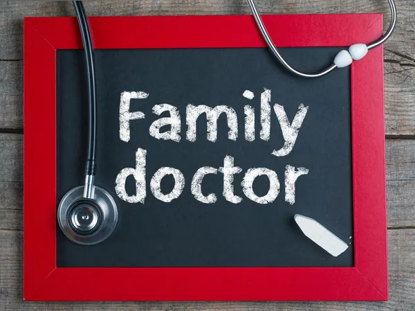Tablica z słowa lekarza rodzinnego i stetoskop — Zdjęcie stockowe