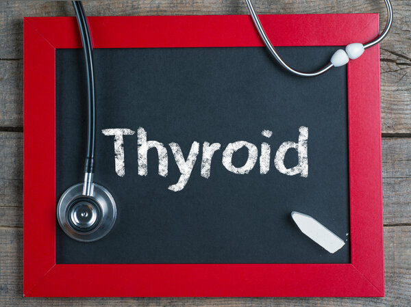 Доска со словом щитовидная железа и стетоскоп
