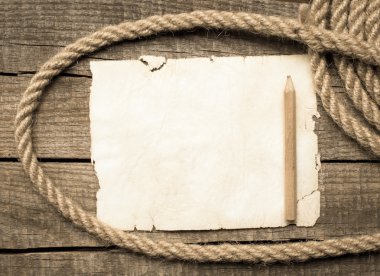 Deniz ip üzerinde ahşap masa üstünde boş açık defter