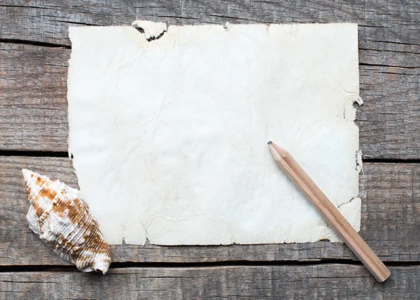 船のロープ、海の貝、ノートブックと古い木製の背景 — ストック写真