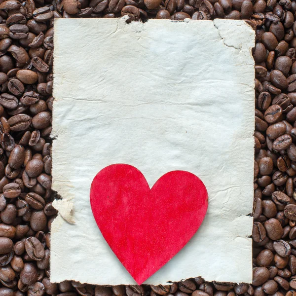 Kávová zrna s srdcem na list papíru — Stock fotografie