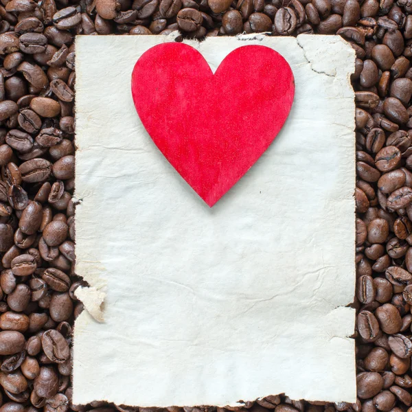 Feijões de café com coração na folha de papel — Fotografia de Stock