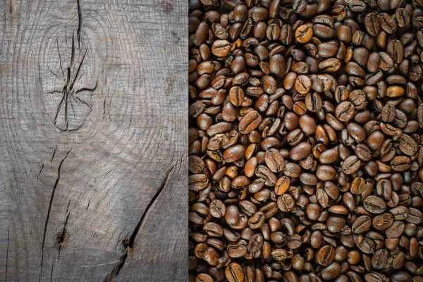 咖啡豆与木板 — 图库照片