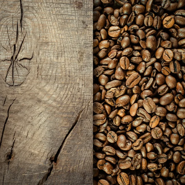 Chicco di caffè con tavola di legno — Foto Stock