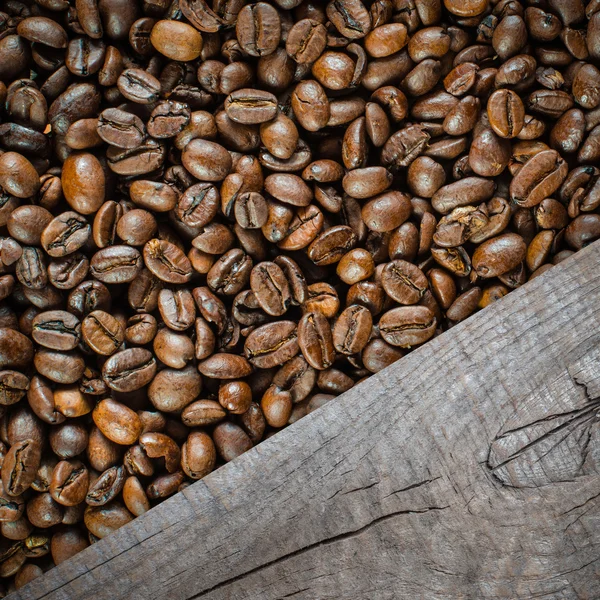 Kaffebönor med planka — Stockfoto