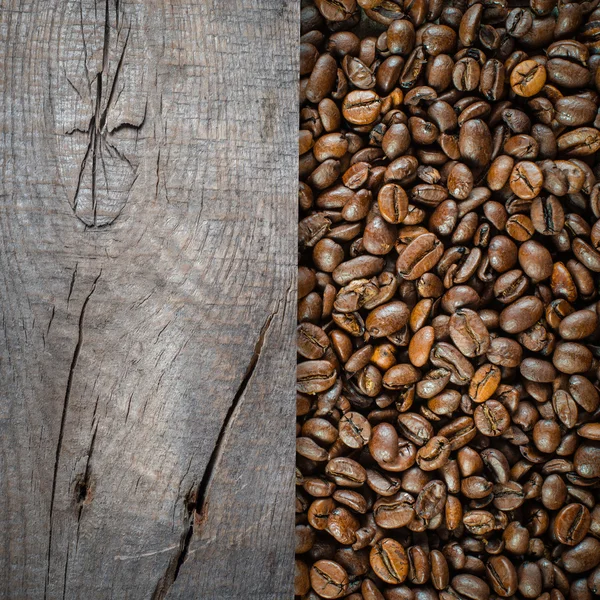 Kaffebönor med planka — Stockfoto