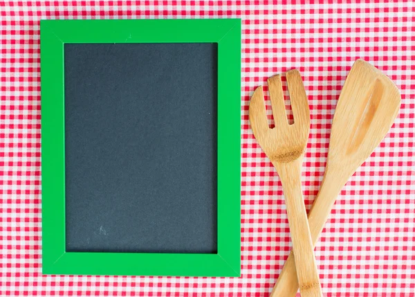 Menu blackboard com colher de madeira e garfo — Fotografia de Stock