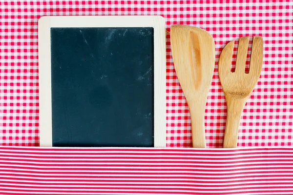 Menu blackboard com colher de madeira e garfo — Fotografia de Stock