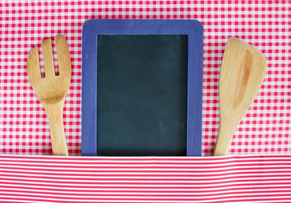 Menu blackboard com colher de madeira e garfo — Fotografia de Stock