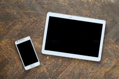 Beyaz tablet ve akıllı telefon
