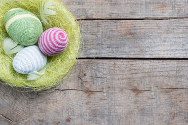 Paskalya yumurtaları ile yün iplik