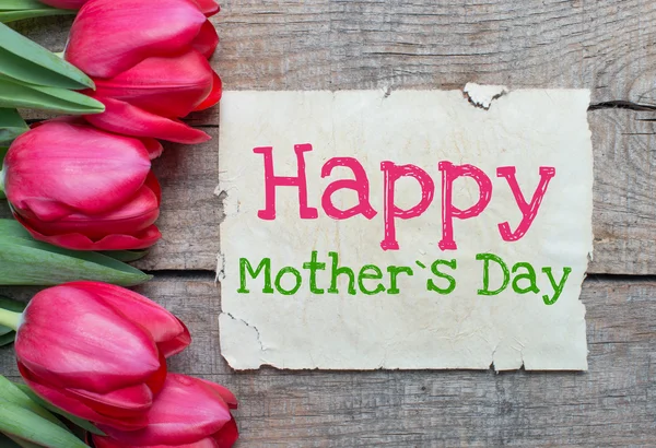 Tulpen und glücklicher Muttertag — Stockfoto