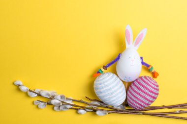 Paskalya yumurtaları, tavşan ve ahşap zemin kedicikler