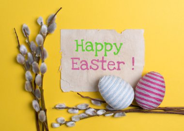 Paskalya yumurtaları yün konu ile dekore edilmiştir.