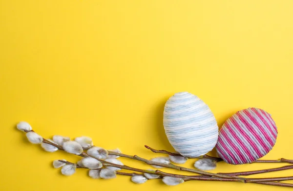 Paskalya yumurtaları yün konu ile dekore edilmiştir. — Stok fotoğraf