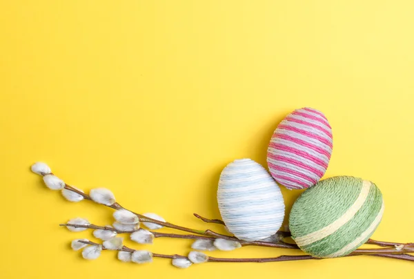 Uova di Pasqua decorate con fili di lana — Foto Stock