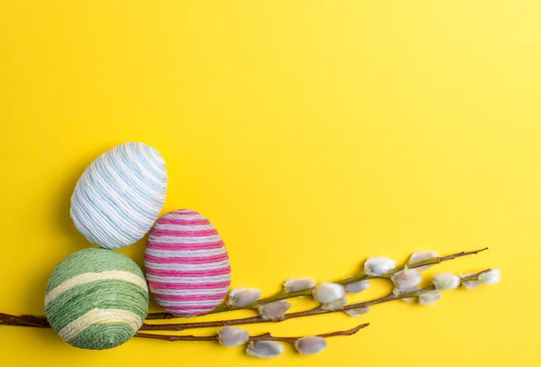 Huevos de Pascua decorados con hilos de lana — Foto de Stock