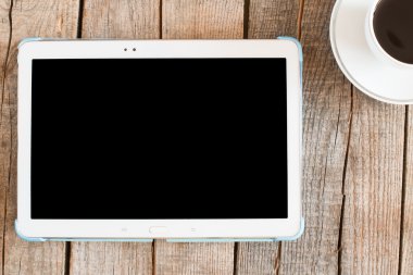 Dijital tablet ve kahve fincanı