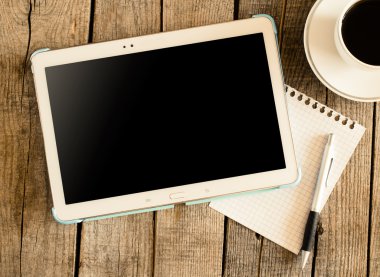 boş tablet pc, kahve ve defter kalem ile