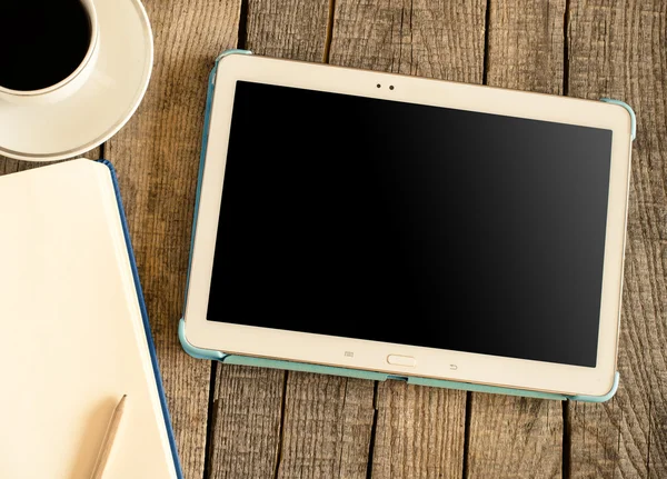 Lege tablet pc en een koffie en laptop met pen — Stockfoto