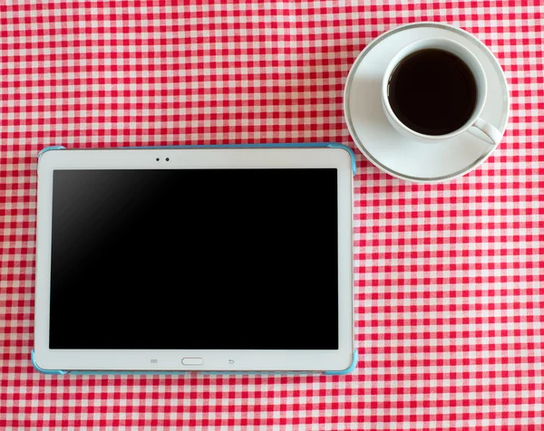 Digitales Tablet und Kaffeetasse — Stockfoto