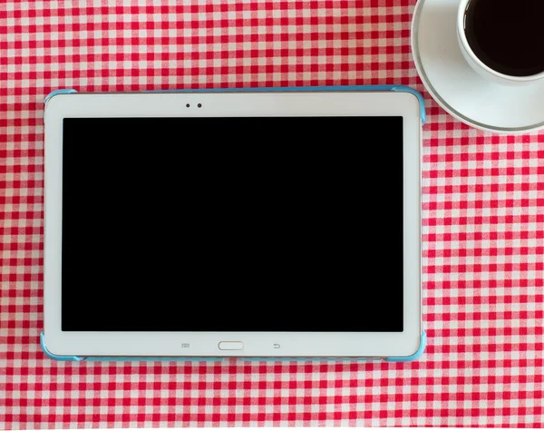 Digitales Tablet und Kaffeetasse — Stockfoto