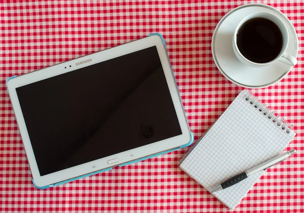 PC tablet vazio e um café e notebook com caneta — Fotografia de Stock