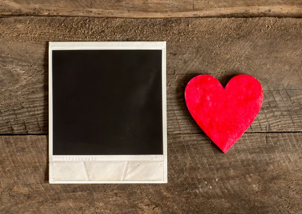 Cornice fotografica e piccolo cuore rosso — Foto Stock