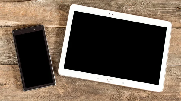 Cellulare e tablet pc su tavolo in legno — Foto Stock