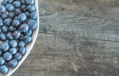 Beyaz kase taze yaban mersini